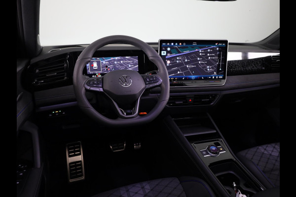 Volkswagen Tiguan 1.5 eHybrid R-Line Edition 204 pk Automaat (DSG) | Verlengde garantie | Navigatie | Panoramadak | Trekhaak (wegklapbaar) | Parkeersensoren (Park assist) | Rondomzicht camera | R-Line |