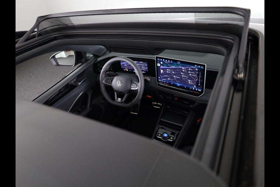 Volkswagen Tiguan 1.5 eHybrid R-Line Edition 204 pk Automaat (DSG) | Verlengde garantie | Navigatie | Panoramadak | Trekhaak (wegklapbaar) | Parkeersensoren (Park assist) | Rondomzicht camera | R-Line |