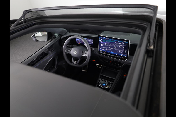 Volkswagen Tiguan 1.5 eHybrid R-Line Edition 204 pk Automaat (DSG) | Verlengde garantie | Navigatie | Panoramadak | Trekhaak (wegklapbaar) | Parkeersensoren (Park assist) | Rondomzicht camera | R-Line |