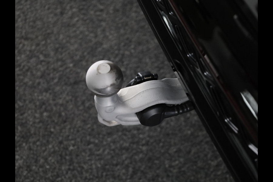 Volkswagen Tiguan 1.5 eHybrid R-Line Edition 204 pk Automaat (DSG) | Verlengde garantie | Navigatie | Panoramadak | Trekhaak (wegklapbaar) | Parkeersensoren (Park assist) | Rondomzicht camera | R-Line |