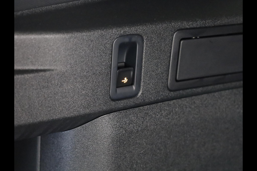 Volkswagen Tiguan 1.5 eHybrid R-Line Edition 204 pk Automaat (DSG) | Verlengde garantie | Navigatie | Panoramadak | Trekhaak (wegklapbaar) | Parkeersensoren (Park assist) | Rondomzicht camera | R-Line |