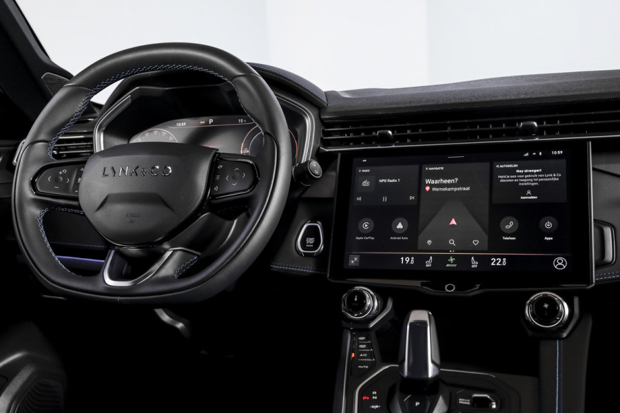 Lynk & Co 01 1.5 PHEV 261PK MY23 | Donkere hemel | 360 Camera | 7.4 kWh Boordlader | S/K-panodak | Adapt. Cruise | Memory | Elek. klep | LM 20" | 7733