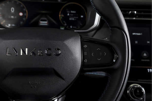 Lynk & Co 01 1.5 PHEV 261PK MY23 | Donkere hemel | 360 Camera | 7.4 kWh Boordlader | S/K-panodak | Adapt. Cruise | Memory | Elek. klep | LM 20" | 7733