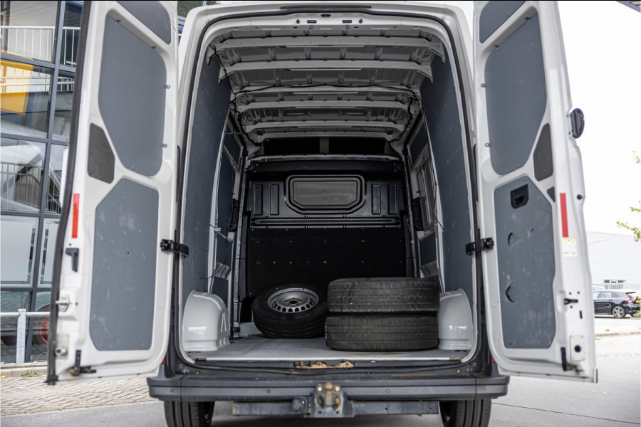 Volkswagen Crafter 2.0 TDI 177PK L3H3 DSG | L+R Schuifdeur | Bi-Xenon | ACC | Standkachel | CarPlay | Camera | Trekhaak | Stoelverwarming | Nieuwe APK | Euro 6