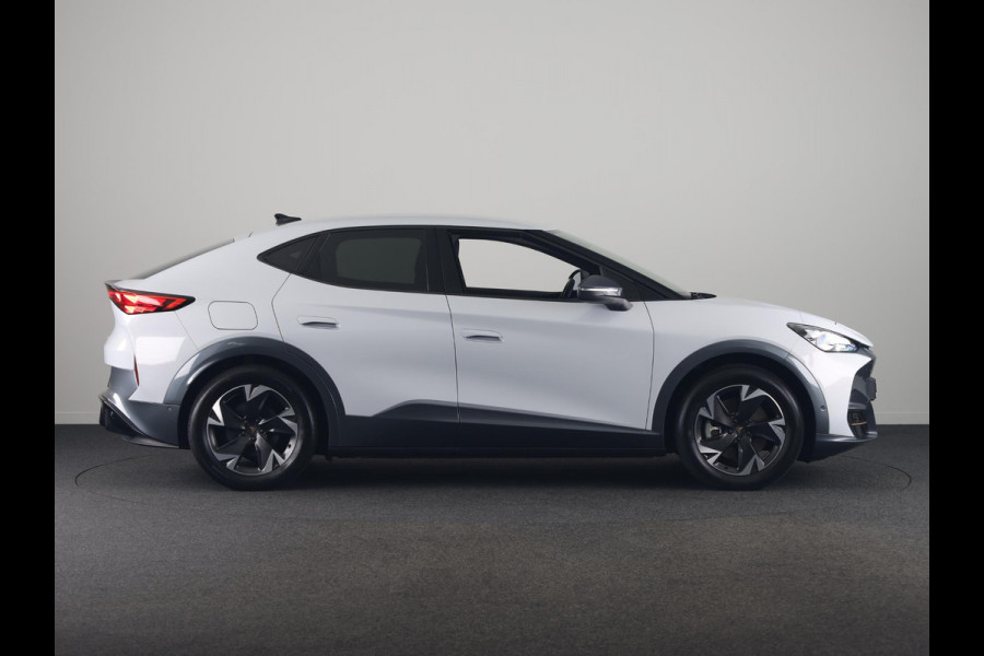 CUPRA Tavascan Business 82 kWh 286 pk | Navigatie | Warmtepomp | Parkeersensoren (Park assist) | Achteruitrijcamera | Stoelverwarming |