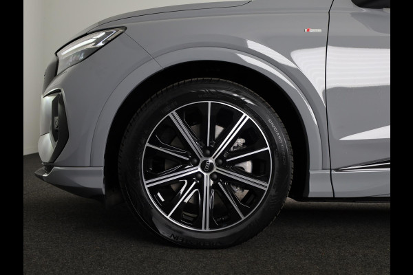 Audi Q4 e-tron 45 S edition Competition e-tron 82 kWh 286 pk | Navigatie | Stoelverwarming | Assistentiepakket plus | Comfortpakket | Ambient lichtpakket | Optiekpakket zwart plus | 20 inch Lichtmetalen velgen