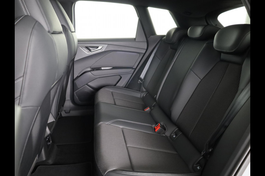 Audi Q4 e-tron 45 S edition Competition e-tron 82 kWh 286 pk | Navigatie | Stoelverwarming | Assistentiepakket plus | Comfortpakket | Ambient lichtpakket | Optiekpakket zwart plus | 20 inch Lichtmetalen velgen