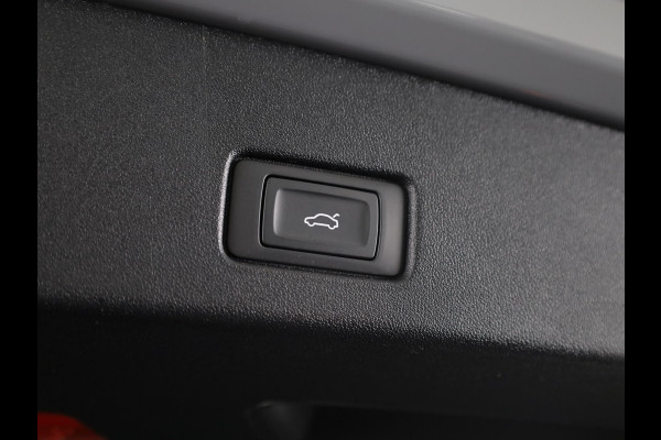 Audi Q4 e-tron 45 S edition Competition e-tron 82 kWh 286 pk | Navigatie | Stoelverwarming | Assistentiepakket plus | Comfortpakket | Ambient lichtpakket | Optiekpakket zwart plus | 20 inch Lichtmetalen velgen