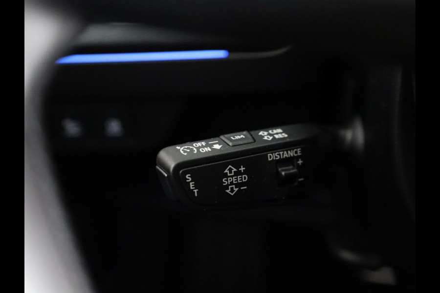 Audi Q4 e-tron 45 S edition Competition e-tron 82 kWh 286 pk | Navigatie | Stoelverwarming | Assistentiepakket plus | Comfortpakket | Ambient lichtpakket | Optiekpakket zwart plus | 20 inch Lichtmetalen velgen