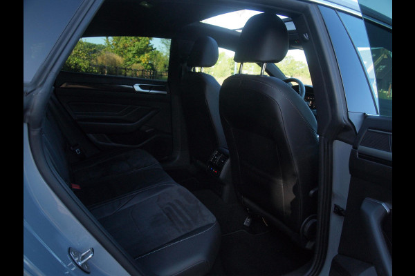 Volkswagen Arteon 1.4 TSI eHybrid R-Line Business+ | Panoramadak | Trekhaak | Camera | Sfeerverlichting | Estoril R-Line 20 inch | NL-Auto |