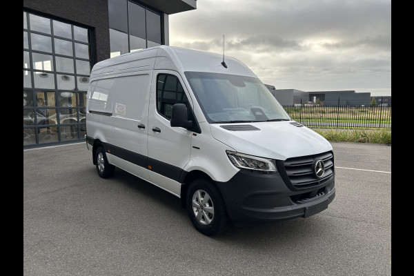 Mercedes-Benz eSprinter 320 L2 H2 Select 81kWh / Snel laden 115Kw / LED / Distronic / Carplay / Navigatie / Camera / LMV / 270 Graden achterdeuren