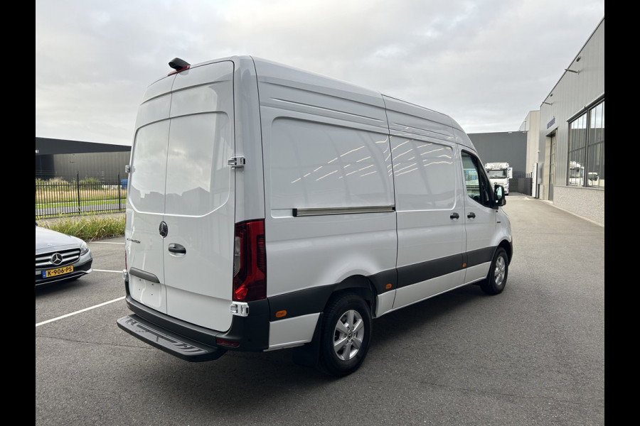 Mercedes-Benz eSprinter 320 L2 H2 Select 81kWh / Snel laden 115Kw / LED / Distronic / Carplay / Navigatie / Camera / LMV / 270 Graden achterdeuren