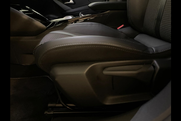 Peugeot 208 1.2 PureTech GT Pack 130PK AUTOMAAT PARELMOER WIT AIRCO CLIMA NAVI CRUISE KEYLESS APPLE CARPLAY PRIVACYGLAS NIEUWSTAAT