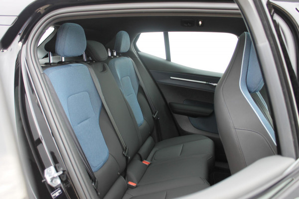 Volvo EX30 Single Motor Extended Range Ultra 69 kWh Semi elektrisch wegklapbare trekhaak / Verwarmbare voorstoelen / Panoramisch glazen dak / Google Infotainment