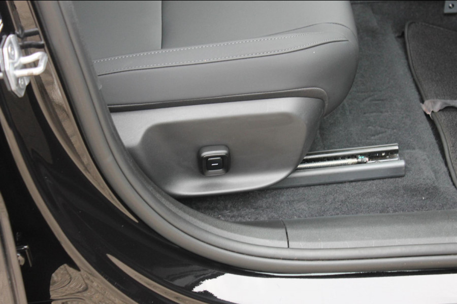 Volvo EX30 Single Motor Extended Range Ultra 69 kWh Semi elektrisch wegklapbare trekhaak / Verwarmbare voorstoelen / Panoramisch glazen dak / Google Infotainment