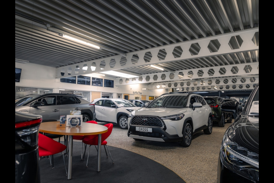 Toyota C-HR 2.0 Hybrid Style | Parelmoer wit, Dodehoekherkenning, Stoel + Stuurverwarming, Parkeersensoren, CarPlay, Navigatie