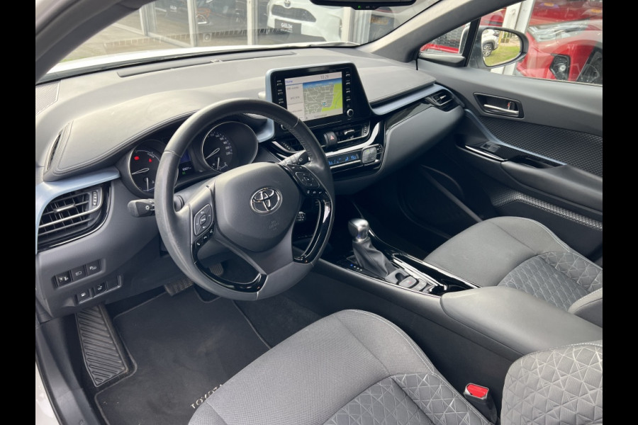 Toyota C-HR 2.0 Hybrid Style | Parelmoer wit, Dodehoekherkenning, Stoel + Stuurverwarming, Parkeersensoren, CarPlay, Navigatie