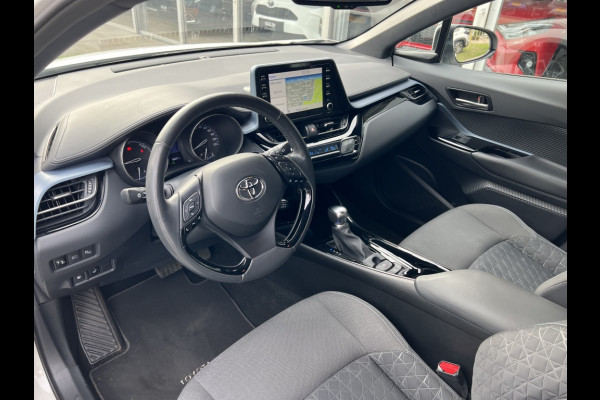 Toyota C-HR 2.0 Hybrid Style | Parelmoer wit, Dodehoekherkenning, Stoel + Stuurverwarming, Parkeersensoren, CarPlay, Navigatie