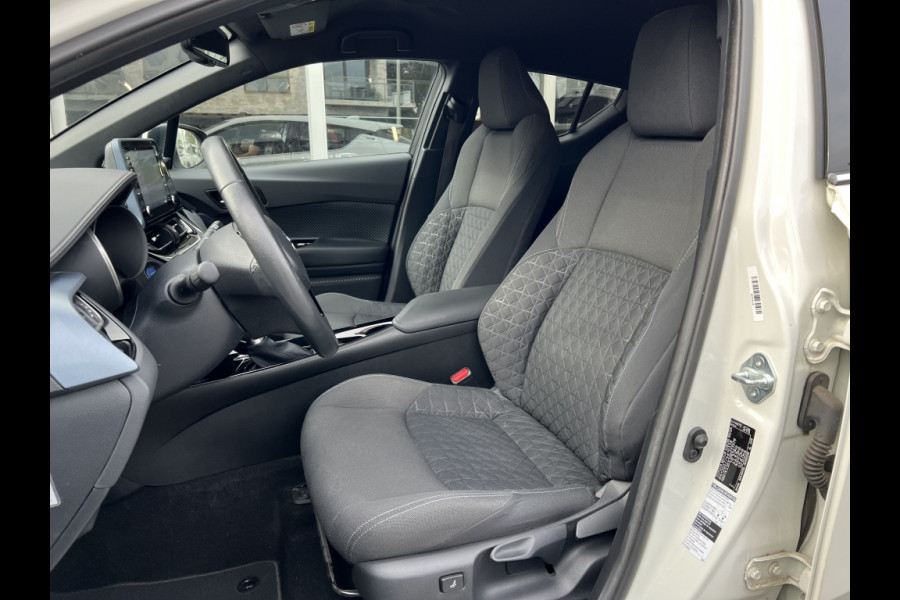 Toyota C-HR 2.0 Hybrid Style | Parelmoer wit, Dodehoekherkenning, Stoel + Stuurverwarming, Parkeersensoren, CarPlay, Navigatie