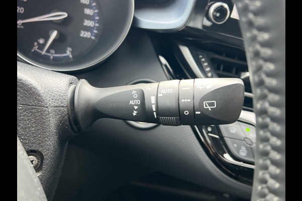 Toyota C-HR 2.0 Hybrid Style | Parelmoer wit, Dodehoekherkenning, Stoel + Stuurverwarming, Parkeersensoren, CarPlay, Navigatie