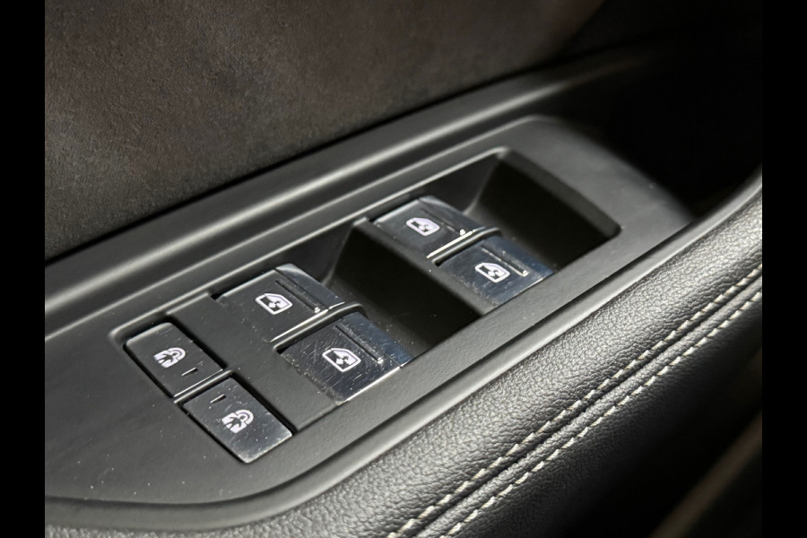Audi e-tron 55 quattro S-line edition 95 kWh | 408PK | Pano | Trekhaak | 360 | Ambient+ |MMI+ | HuD |Tour Pakket | Luchtvering