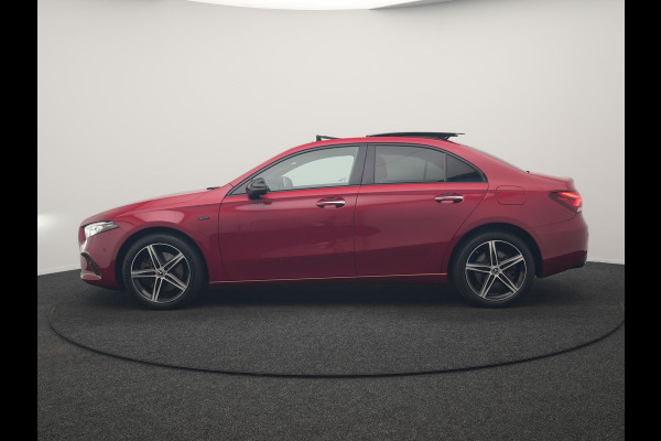 Mercedes-Benz A-Klasse 250 e Premium PHEV 218pk Dealer O.H | Trekhaak Af Fabriek | Panodak | Adaptive Cruise | Multibeam LED | Burmester Audio | 360 Camera | Lederen Sportstoelen Massage & Memory | Keyless | Stuur & Stoelverwarming | Apple Carplay |  Navigatie | Virtual | DAB | 18"L.M | Plug In Hybrid |