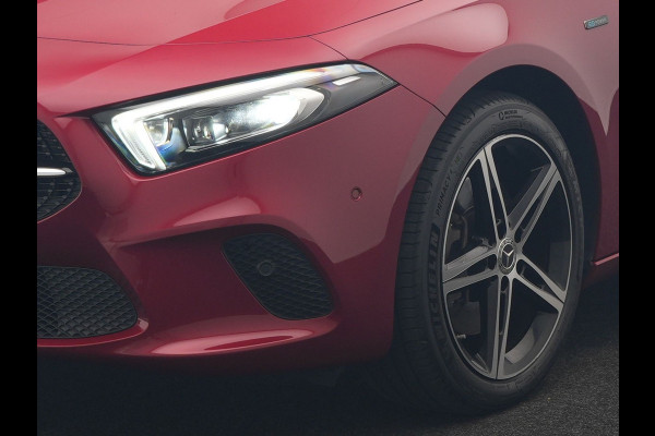 Mercedes-Benz A-Klasse 250 e Premium PHEV 218pk Dealer O.H | Trekhaak Af Fabriek | Panodak | Adaptive Cruise | Multibeam LED | Burmester Audio | 360 Camera | Lederen Sportstoelen Massage & Memory | Keyless | Stuur & Stoelverwarming | Apple Carplay |  Navigatie | Virtual | DAB | 18"L.M | Plug In Hybrid |