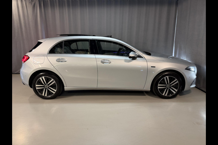 Mercedes-Benz A-Klasse 250 e Business Solution Luxury Limited 17"/Panoramadak/Leder + memory/Stoelverwarming/Camera/Dodehoek/Keyless/Matrix LED