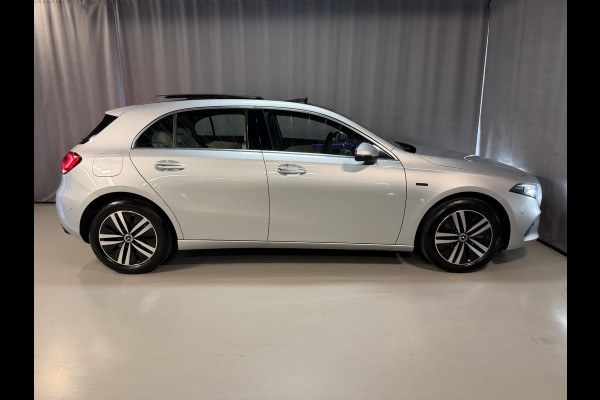 Mercedes-Benz A-Klasse 250 e Business Solution Luxury Limited 17"/Panoramadak/Leder + memory/Stoelverwarming/Camera/Dodehoek/Keyless/Matrix LED