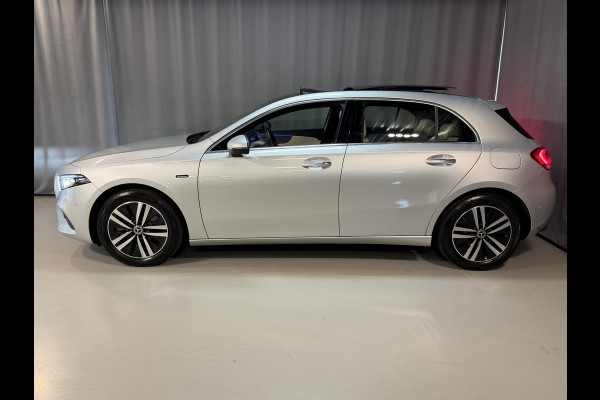 Mercedes-Benz A-Klasse 250 e Business Solution Luxury Limited 17"/Panoramadak/Leder + memory/Stoelverwarming/Camera/Dodehoek/Keyless/Matrix LED
