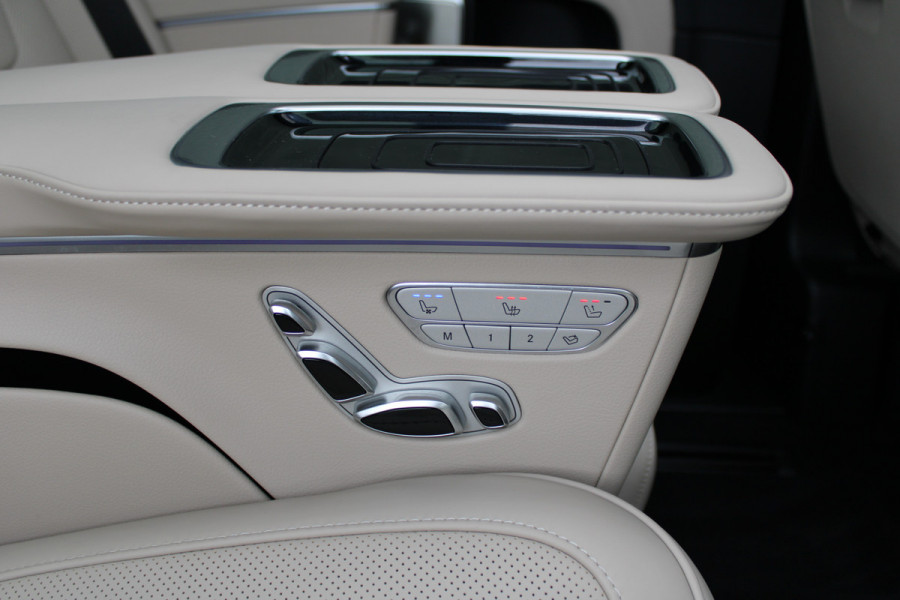 Mercedes-Benz V-Klasse 300d / AMG / Exclusive / 4-Matic / 7-Pers / Pano / Luchtv / Elec Stoel voor+achter / Burmester / Vol Opties / NIEUWSTAAT