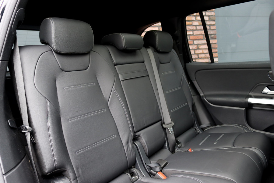 Mercedes-Benz EQB 350 4MATIC AMG Line 71 kWh | Panoramadak | Leder | Memory | Burmester | HUD | Trekhaak | Surround Camera | Verwarmd Stuurwiel | Night Pakket | Augmented Reality |