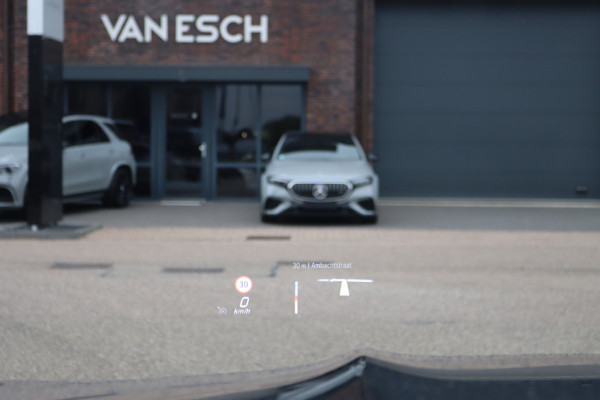 Mercedes-Benz EQB 350 4MATIC AMG Line 71 kWh | Panoramadak | Leder | Memory | Burmester | HUD | Trekhaak | Surround Camera | Verwarmd Stuurwiel | Night Pakket | Augmented Reality |