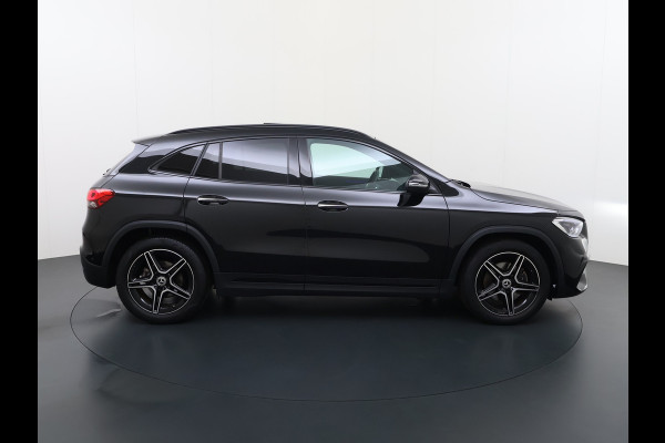 Mercedes-Benz GLA 180 AMG line | Pano Memory Multibeam Keyless