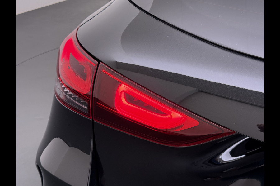 Mercedes-Benz GLA 180 AMG line | Pano Memory Multibeam Keyless