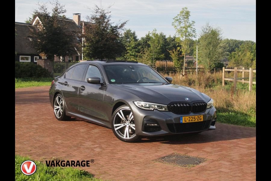 BMW 3 Serie 318i Business Edition | M-Pakket | Panoramadak | Trekhaak | Camera | Sfeerverlichting | Sportstoelen | NL-Auto |