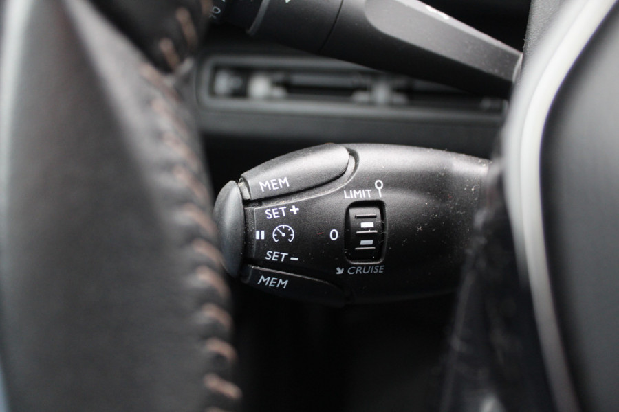 Peugeot 3008 1.2 PureTech Allure / Trekhaak / CarPlay / Parkeerhulp V+A / 17'' / Cruise Control