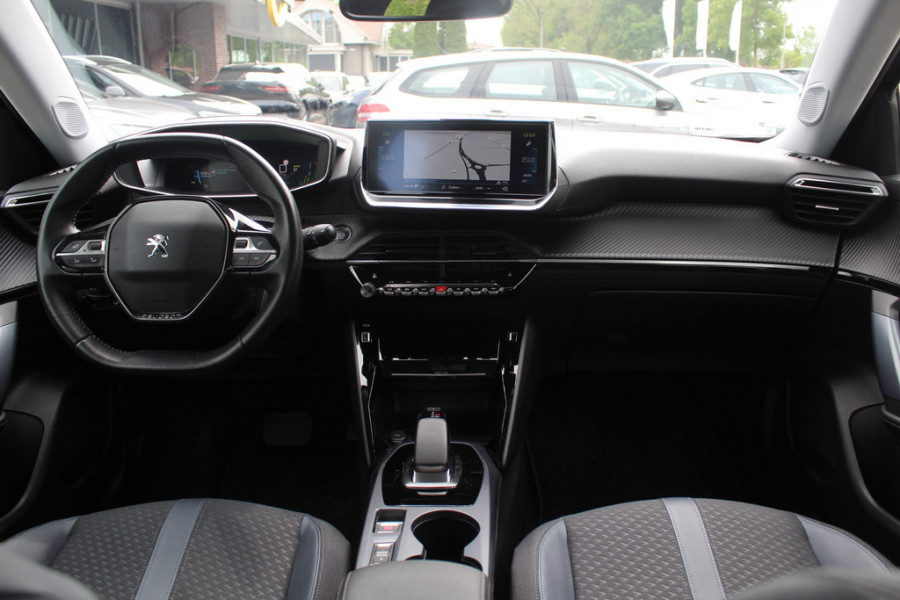 Peugeot e-2008 EV Allure Pack 50 kWh / SoH 91 % / Camera / Keyless / CarPlay / Half Leder / 17'' / Stoelverwarming / DAB / Cruise Control