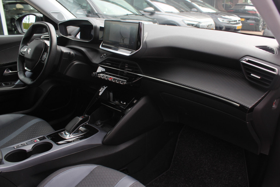 Peugeot e-2008 EV Allure Pack 50 kWh / SoH 91 % / Camera / Keyless / CarPlay / Half Leder / 17'' / Stoelverwarming / DAB / Cruise Control