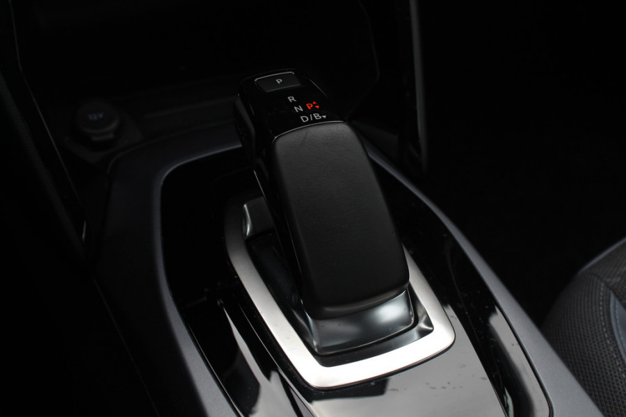 Peugeot e-2008 EV Allure Pack 50 kWh / SoH 91 % / Camera / Keyless / CarPlay / Half Leder / 17'' / Stoelverwarming / DAB / Cruise Control