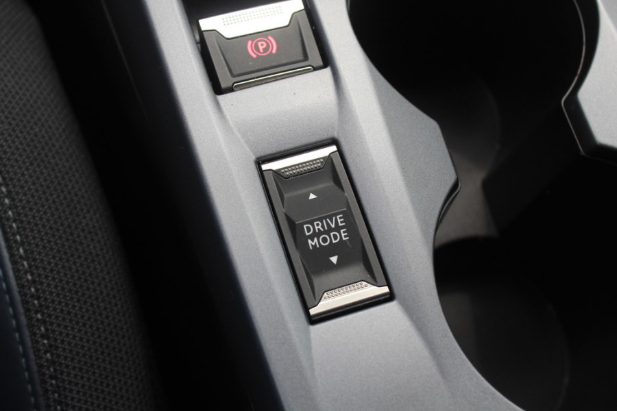 Peugeot e-2008 EV Allure Pack 50 kWh / SoH 91 % / Camera / Keyless / CarPlay / Half Leder / 17'' / Stoelverwarming / DAB / Cruise Control