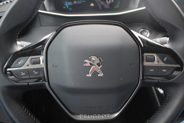 Peugeot e-2008 EV Allure Pack 50 kWh / SoH 91 % / Camera / Keyless / CarPlay / Half Leder / 17'' / Stoelverwarming / DAB / Cruise Control