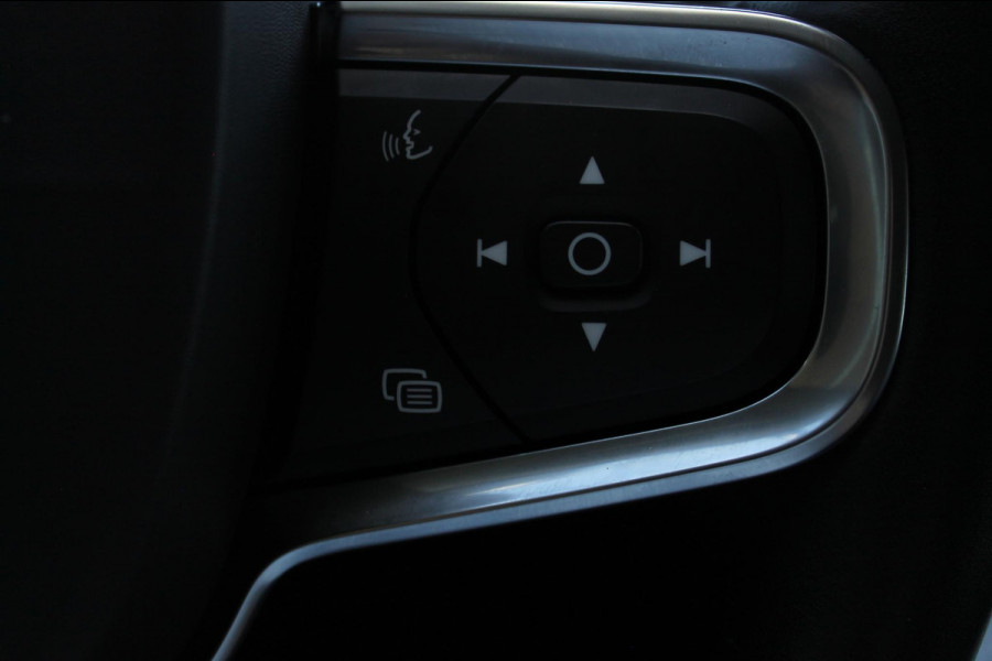 Volvo XC40 T4 190PK Automaat Momentum Pro Navigatie / Apple Carplay / Semi elektrisch wegklapbare trekhaak / Lederen bekleding