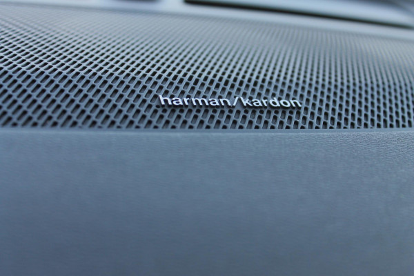 Volvo XC40 T4 190PK Automaat Momentum Pro Navigatie / Apple Carplay / Semi elektrisch wegklapbare trekhaak / Lederen bekleding