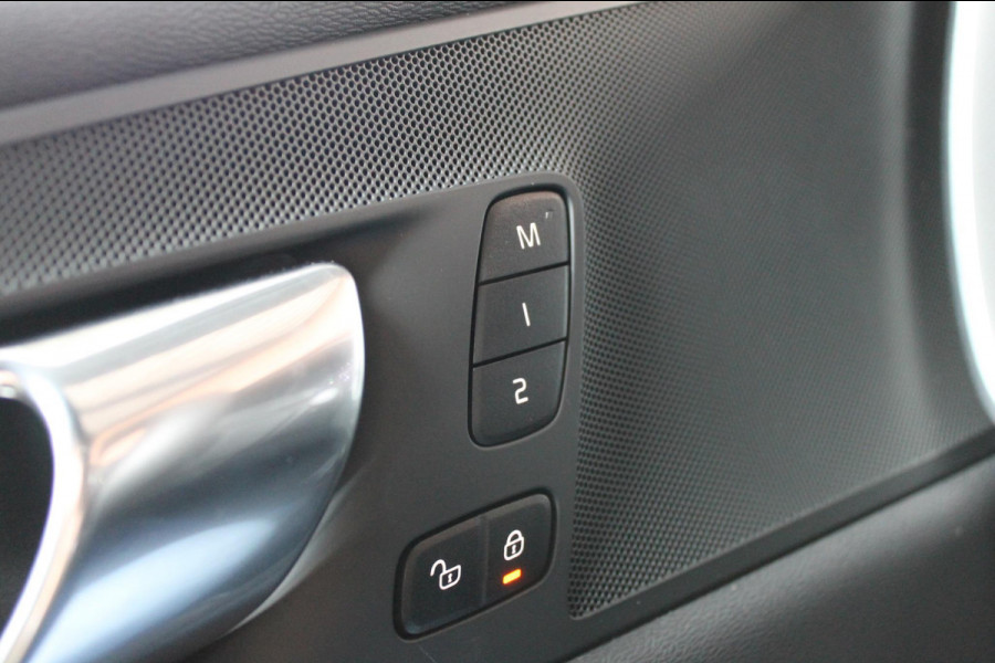 Volvo XC60 T6 Recharge AWD Long Range 350PK Dark Google Infotainment / Elektrisch schuif-kanteldak / 22" lichtmetalen velgen / Stoelventilatie-verwarming voor / Stuurwielverwarming