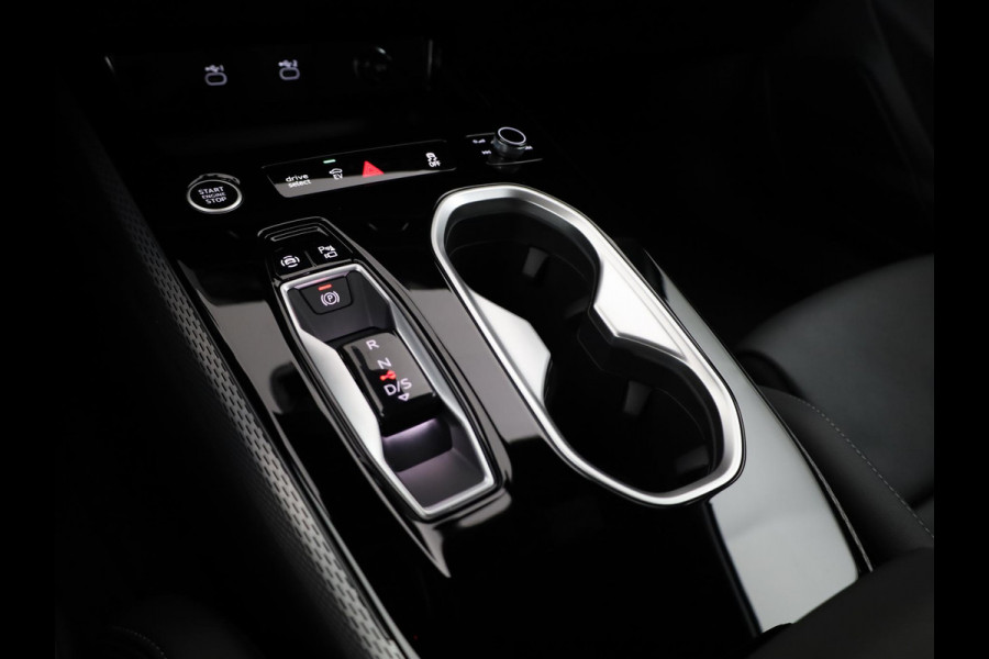 Audi A6 Limousine S edition e-hybrid 299 pk | Tech plus | Premium pakket | Exterieurpakket zwart | Achterklep elektrisch openend en sluitend |