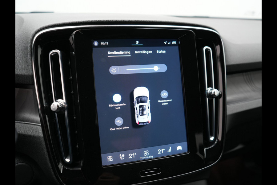 Volvo XC40 Recharge P8 AWD Twin Ultimate 408pk Dealer O.H | Trekhaak Af Fabriek | Adaptive Cruise | Camera | Warmtepomp | Alcantara Sportstoelen Verwarmd | Keyless | Apple Carplay | Pilot Assist | BLIS | Navigatie | Virtual | DAB | 20"L.M |