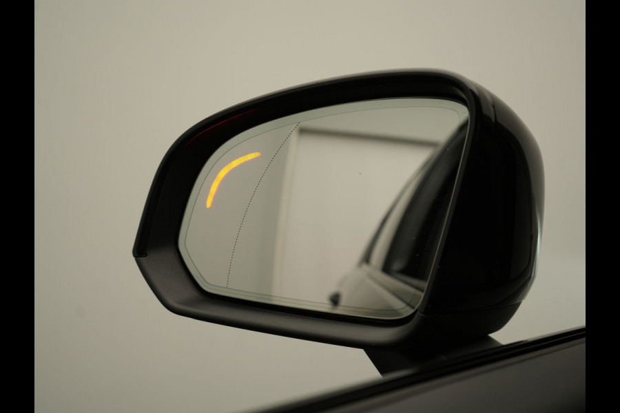 Volvo XC40 Recharge P8 AWD Twin Ultimate 408pk Dealer O.H | Trekhaak Af Fabriek | Adaptive Cruise | Camera | Warmtepomp | Alcantara Sportstoelen Verwarmd | Keyless | Apple Carplay | Pilot Assist | BLIS | Navigatie | Virtual | DAB | 20"L.M |