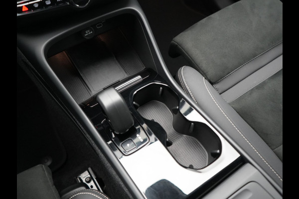 Volvo XC40 Recharge P8 AWD Twin Ultimate 408pk Dealer O.H | Trekhaak Af Fabriek | Adaptive Cruise | Camera | Warmtepomp | Alcantara Sportstoelen Verwarmd | Keyless | Apple Carplay | Pilot Assist | BLIS | Navigatie | Virtual | DAB | 20"L.M |