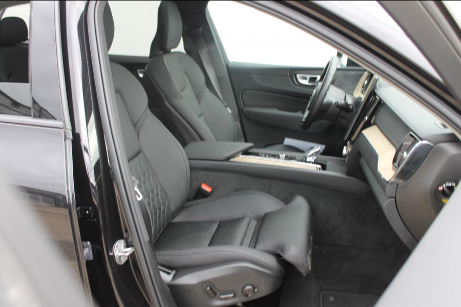 Volvo XC60 2.0 T6 Plug-in hybrid AWD Ultra Dark Luchtvering / Panoramisch schuif-kanteldak / Semi elektrisch wegklapbare trekhaak / Harman Kardon Audio